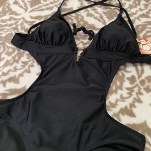 Cut-out one piece swimsuit